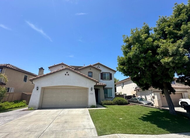 Building Photo - Large 3 bedroom home with loft and large b...