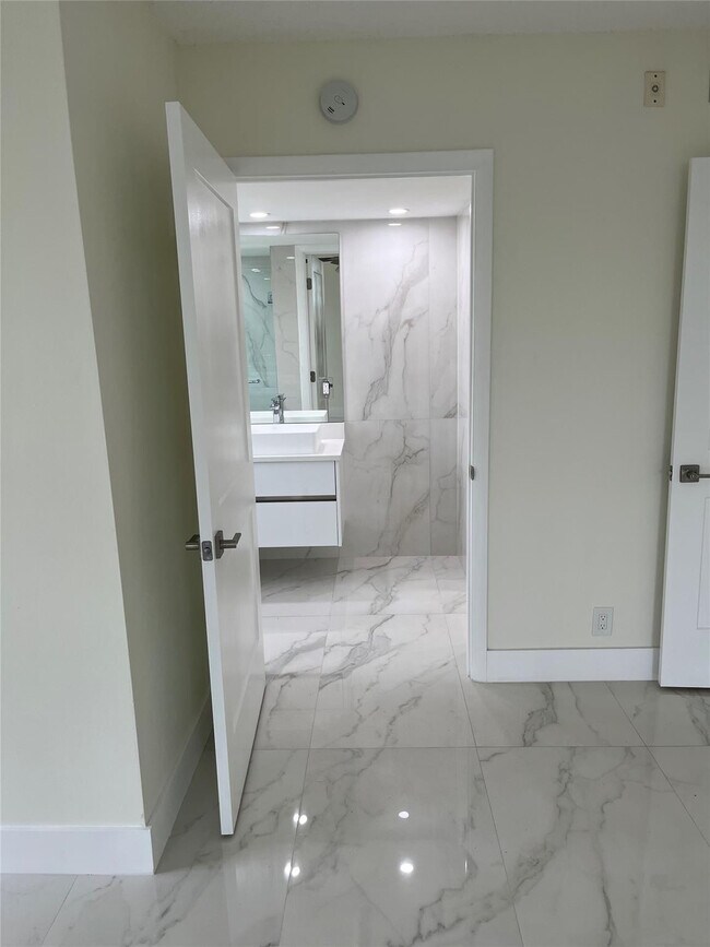 Building Photo - 3150 N Course Ln