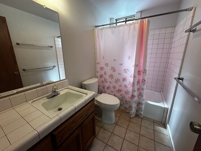 Building Photo - Spacious 4 bedroom, 3 bathroom home