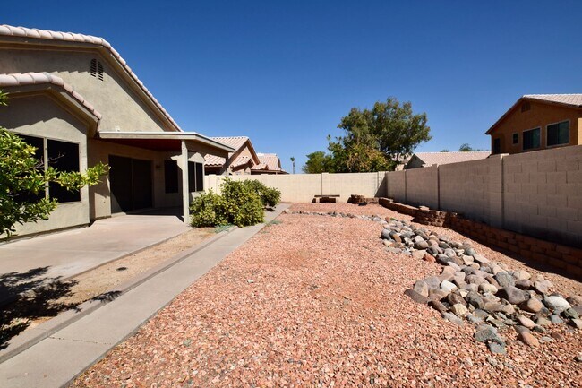 Building Photo - Excellent 4 bed 2 bath Ahwatukee Home!