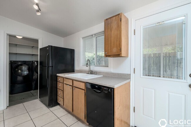 Building Photo - 6809 S Meadow Downs Way