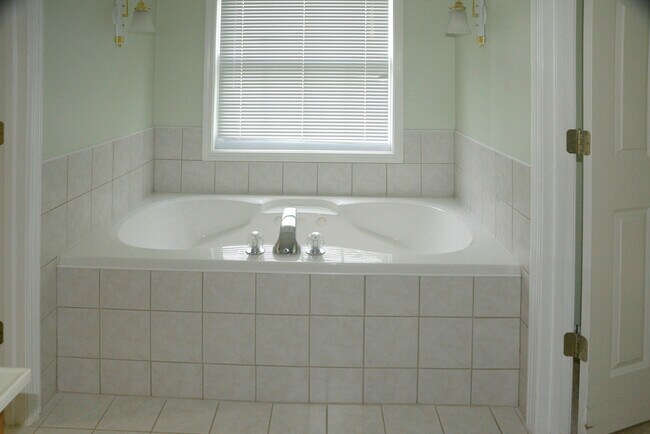 Building Photo - 534 Eagle Ridge Dr