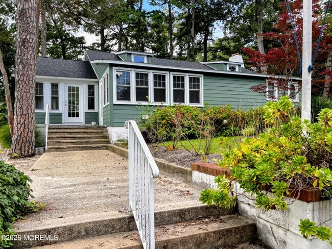 Building Photo - 327 Deerfoot Ln