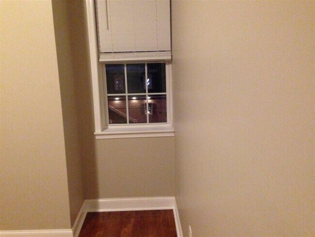 Building Photo - 5 S Center St