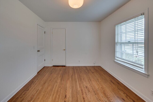 Building Photo - 514 Continental Dr