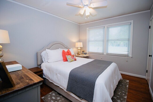 Building Photo - Stunning 3 Bedroom, 2 Bathroom in West Col...