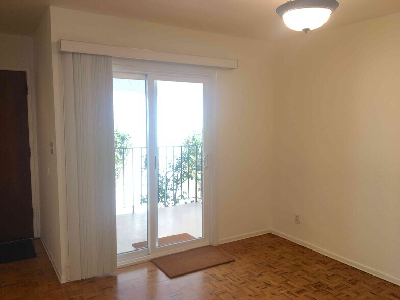 Dining Area/Door to Patio - 3033 Hollycrest Dr