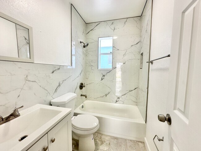 Building Photo - Freshly remodelled 2bed/1bath in a duplex close to Wynwood: for rent now @ $ 2,100.00!