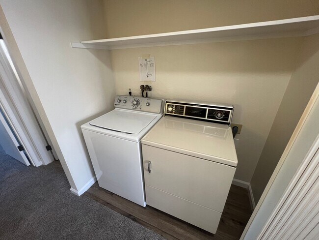 Building Photo - Beautiful 2 bed 1.5 bath end unit Condo in...