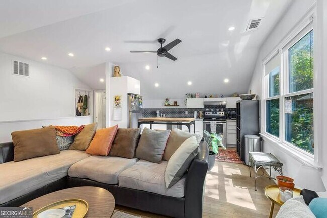 Building Photo - Renovated 2BR/1BA Attic Apartment with In-Unit Washer & Dryer – Prime Atlanta Location