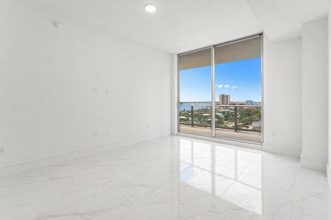 Building Photo - 220 Lake Shore Dr