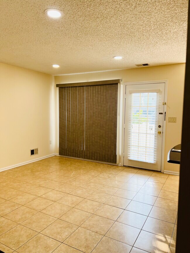 Family Room - 25 Balboa Ln