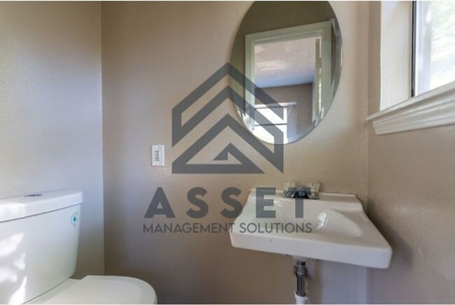 Building Photo - Cute 4 bedroom House