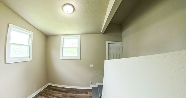 Building Photo - Fully Remodeled 4 Bedroom 2.5 Bathroom