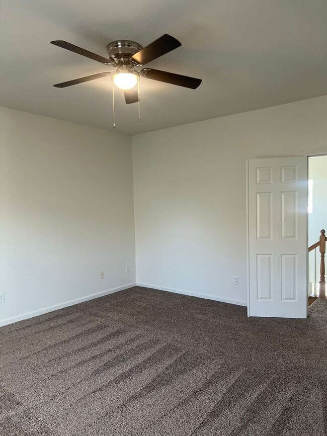 Building Photo - SUMMER MOVE IN SPECIAL...1/2 OFF ONE MONTH...