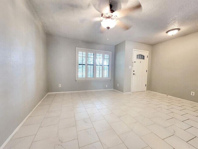 Building Photo - Cozy 3 Bed, 1.5 Bath Rental with Garage an...