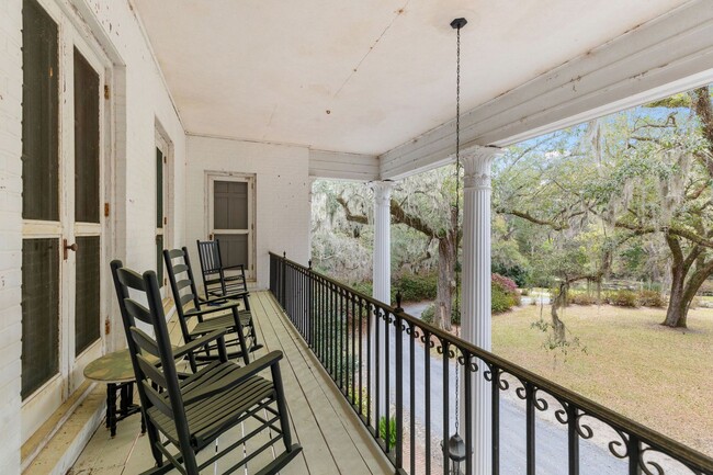 Building Photo - Sprawling Furnished Estate Home on the Ash...