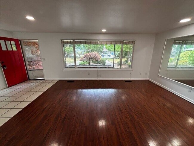 Building Photo - Charming Marysville Rambler-Style Duplex