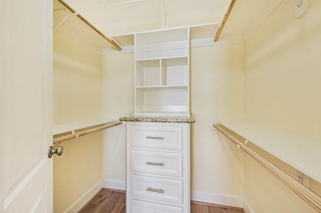 Building Photo - 242 Lenox St