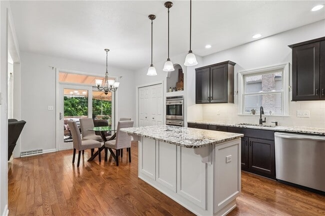 Building Photo - 403 Worth Ct