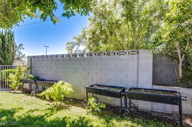 Building Photo - 5009 Evergreen Ave