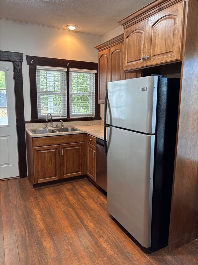 Building Photo - Single Family Home located within Minutes of both Hospitals. - 3 Bedrooms, 1 Bathroom and 1 Car G...