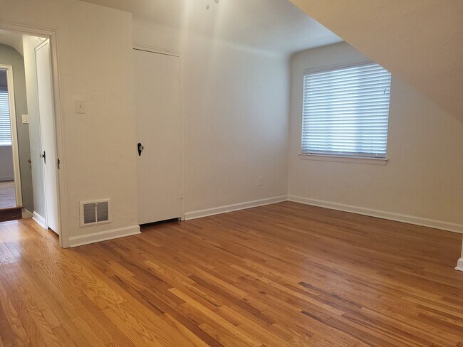 Building Photo - Beautiful 3 bedroom house in Brookline