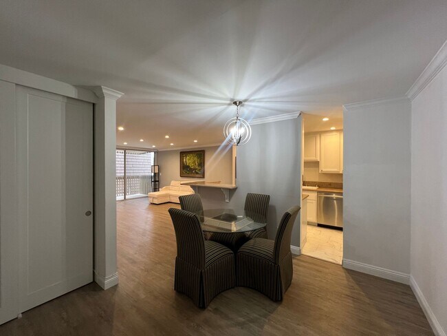 Building Photo - 2 Bed 2 Bath - Split Unit