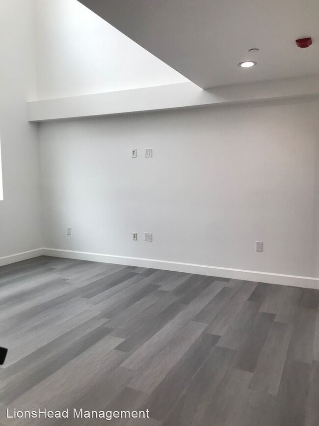 Building Photo - 4557 Rosewood Ave