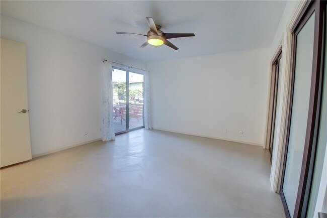 Building Photo - 1304 Mariposa Dr