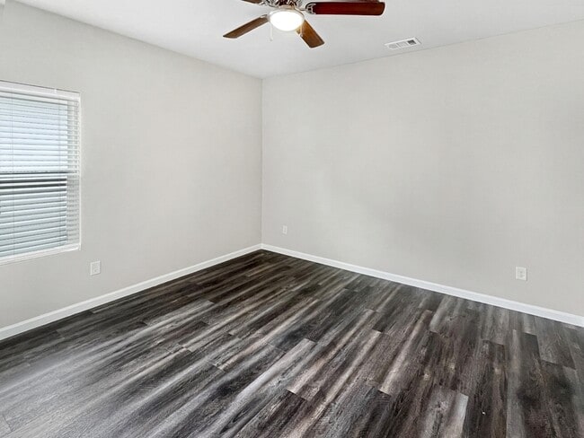 Building Photo - 3213 Chenault St