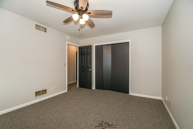 Building Photo - 605 S Raven Rd