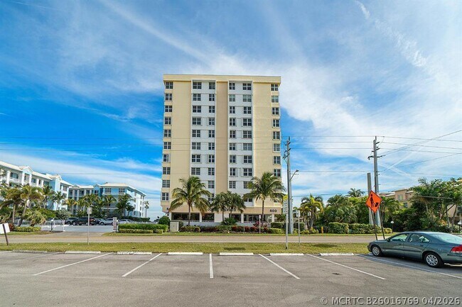 Building Photo - 800 SE 20th Ave