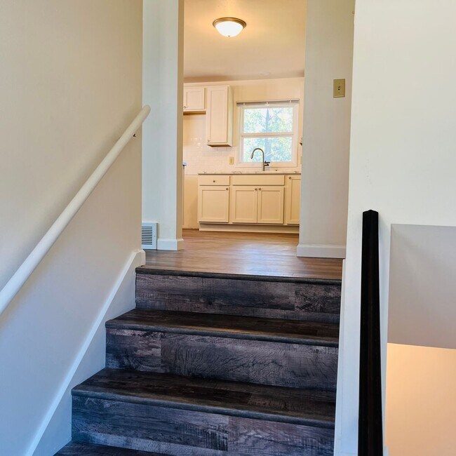 Building Photo - 2000/2004 Wyoming Ave