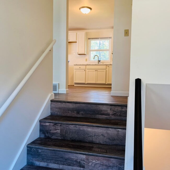 Building Photo - Beautifully remodeled 3 bedroom, 2 bath duplex in Royal Oaks Neighborhood