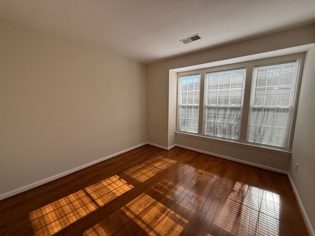 Building Photo - Three Bedroom Townhouse in River Oaks