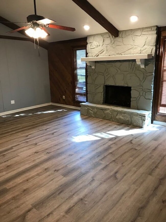 Building Photo - Maumelle Home close to Pine Forest Element...