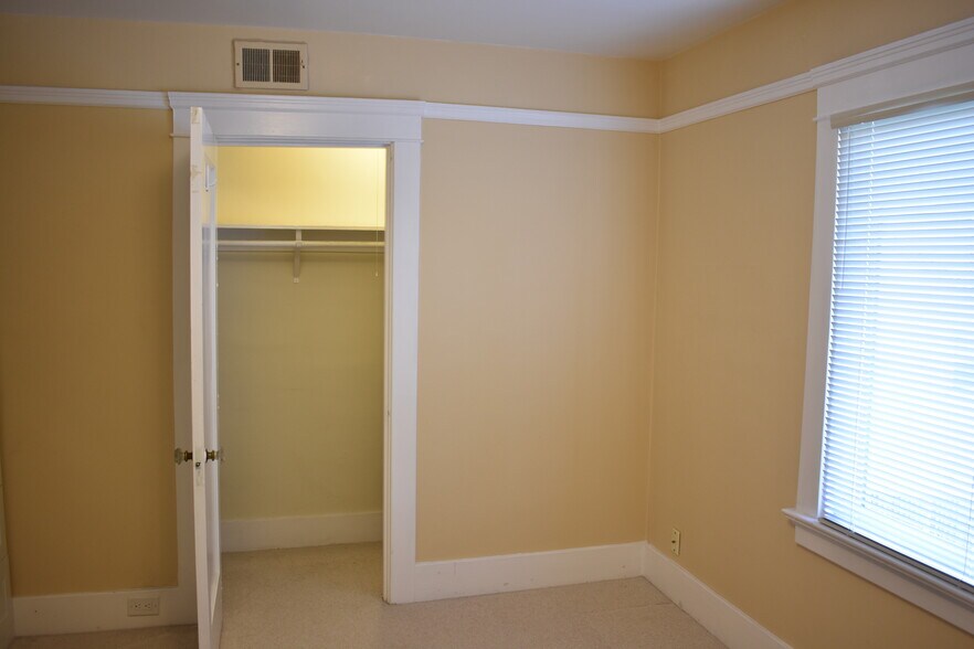 Building Photo - 917 Grand Ave