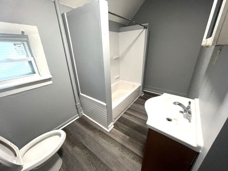 Building Photo - 423 E 16th St