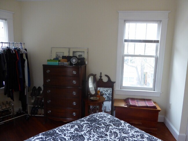 Building Photo - 1685 Crescent Pl NW