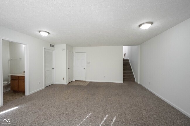 Building Photo - 9009 Mercer Dr