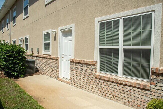 Building Photo - "Spacious 3-Bedroom Townhouse with 2.5 Baths in Prime Fort Walton Beach Location!"
