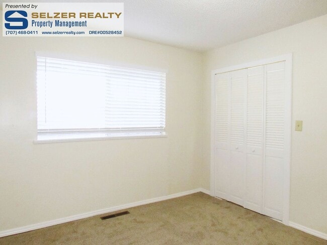 Building Photo - Recently renovated & roomy 3+ bedroom home...