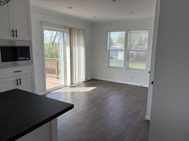 Building Photo - 13940 Burgundy Ave