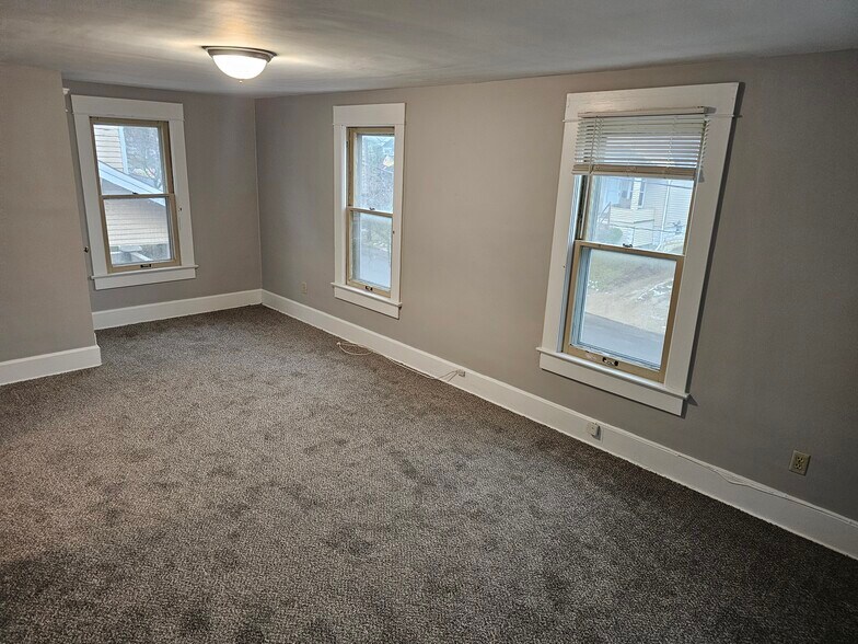 Building Photo - 1098 Big Falls Ave