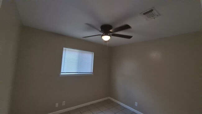 Building Photo - 7102 Glen Point Dr