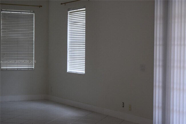 Building Photo - 991 Crestview Cir