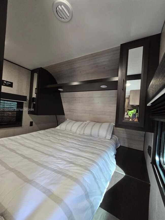 Building Photo - 604 SE 12th Ter