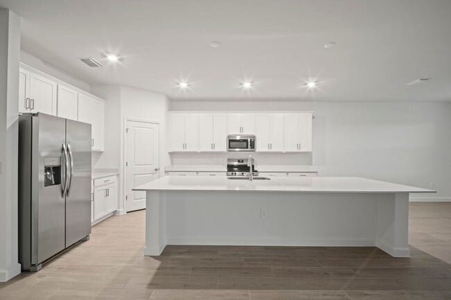 Building Photo - Spacious home 3beds+Den 3 baths located in...