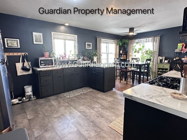 Building Photo - St Louis Park Single Family Home, Fenced In yard, Washer/Dryer, Fenced 1 Car Garage